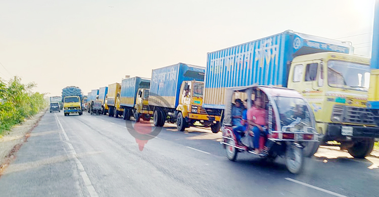 দৌলতদিয়ায় ৫ কিমিজুড়ে পণ্যবাহী ট্রাকের সারি