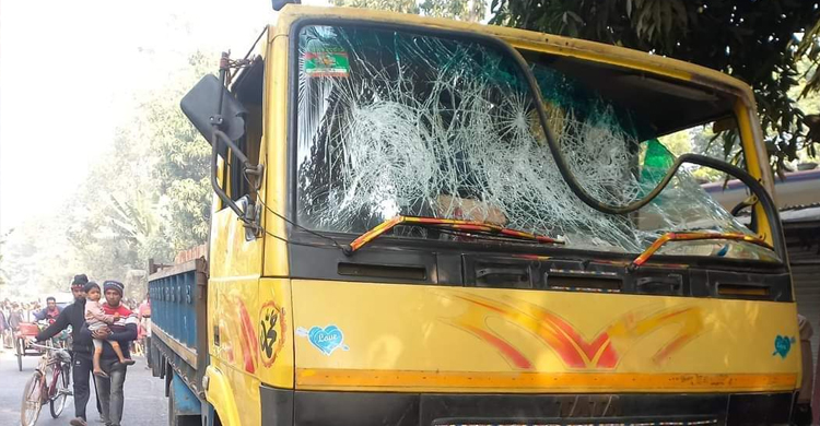 ট্রাকের ধাক্কায় প্রাণ গেলো অটোভ্যানচালকের