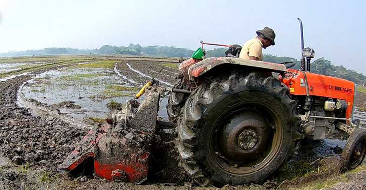 চাষ করার সময় ট্রাক্টর উল্টে কৃষি কর্মকর্তার মৃত্যু