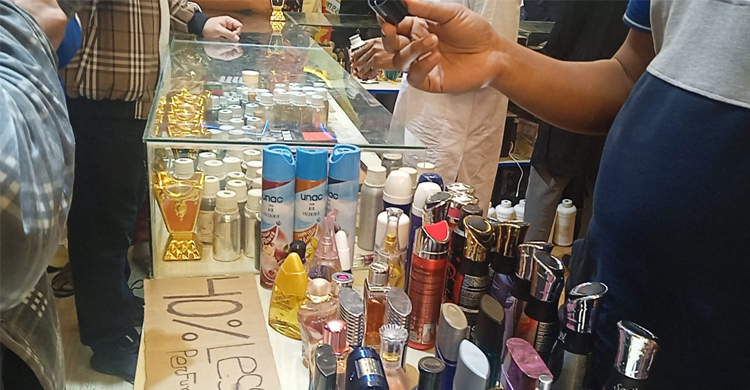 বাণিজ্যমেলায় হামনাহ স্টলে ক্রেতাদের উপচেপড়া ভিড়