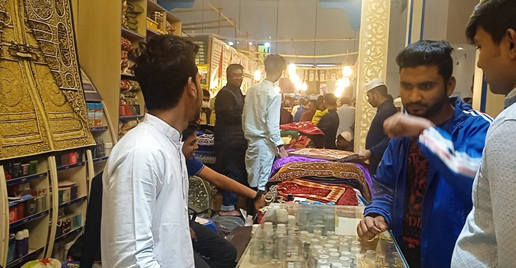 বাণিজ্যমেলায় হামনাহ স্টলে ক্রেতাদের উপচেপড়া ভিড়