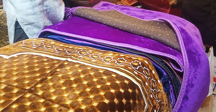 বাণিজ্যমেলায় হামনাহ স্টলে ক্রেতাদের উপচেপড়া ভিড়