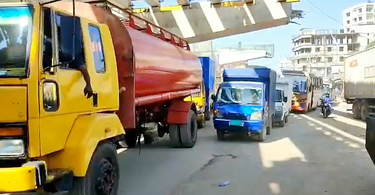 টঙ্গীতে তীব্র যানজটে নাকাল যাত্রীরা