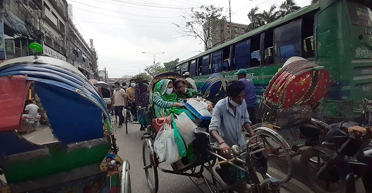 রাজধানীর কোথাও যানজট কোথাও ফাঁকা