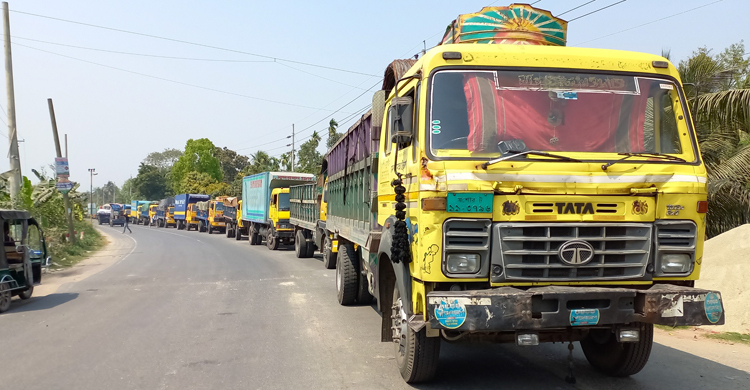 দৌলতদিয়া সড়কে পণ্যবাহী ট্রাকের লাইন, দুর্ভোগে চালকরা