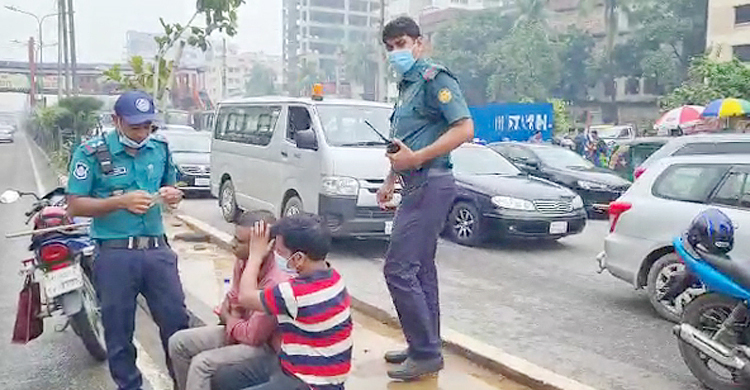 হঠাৎ অসুস্থ বাইকচালকের চিকিৎসার ব্যবস্থা করল ট্রাফিক পুলিশ