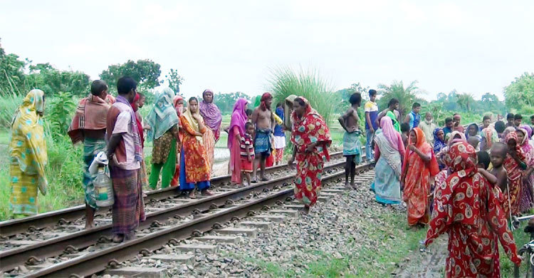 ট্রেনের নিচে ঝাঁপ দিয়ে ৭ টুকরা কলেজছাত্রী