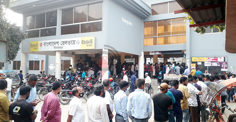 অনলাইনে বন্ধ, অফলাইনে ট্রেনের টিকিট যেন ‘সোনার হরিণ’