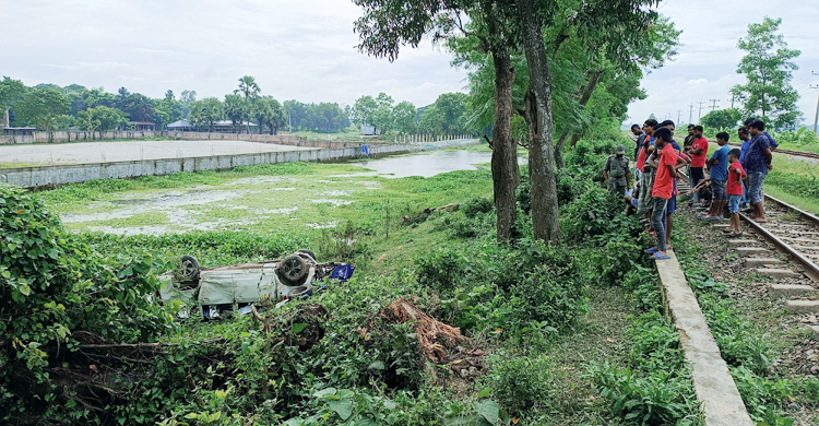 গাজীপুরে অরক্ষিত রেলগেটে প্রাইভেটকারে ট্রেনের ধাক্কা, নিহত ১