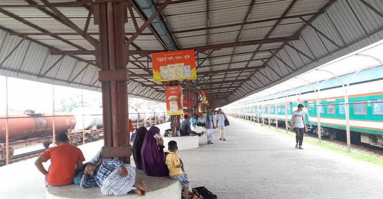 প্ল্যাটফর্মে একটি ফ্যানও নেই, বিশুদ্ধ পানি-ওয়াশরুম সংকট