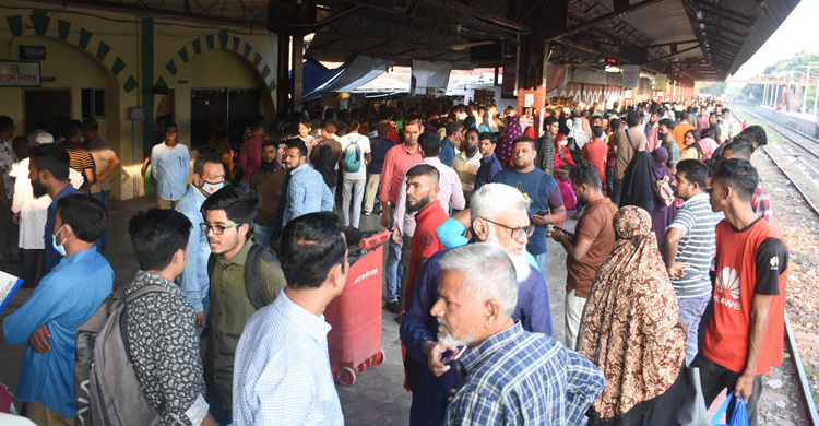 সারাদিন খুলনায় যায়নি কোনো ট্রেন, সন্ধ্যার পর ছাড়লো দুটি