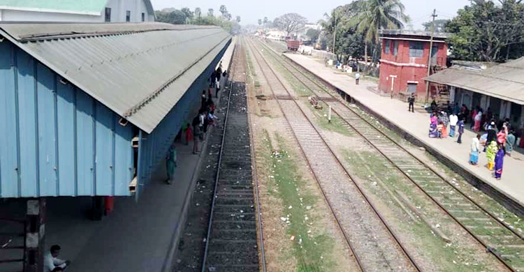 শিক্ষিকাকে লাথি, ছাত্রীকে লাঠি দিয়ে পেটালেন ট্রেনপরিচালক