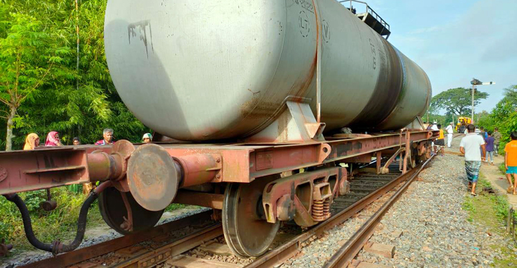 বগি লাইনচ্যুত, খুলনার সঙ্গে সারাদেশের ট্রেন যোগাযোগ বিচ্ছিন্ন