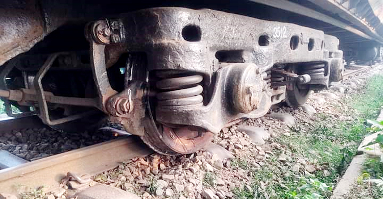 বগি লাইনচ্যুত: ময়মনসিংহে আড়াই ঘণ্টা পর ট্রেন চলাচল শুরু