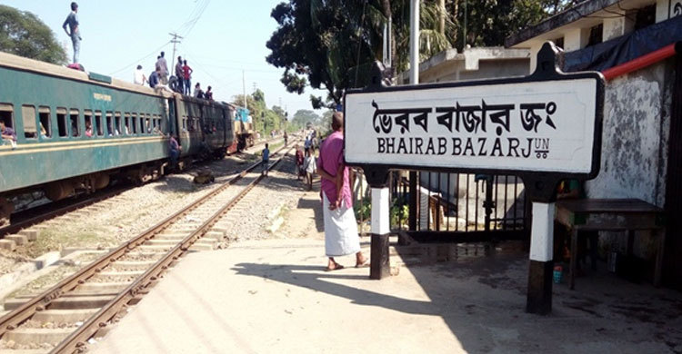 মাকে রেখে সন্তানকে নিয়ে গেল ট্রেন