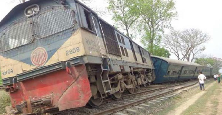 ট্রেন লাইনচ্যুত, খুলনার সঙ্গে সারা দেশের ট্রেন চলাচল বন্ধ