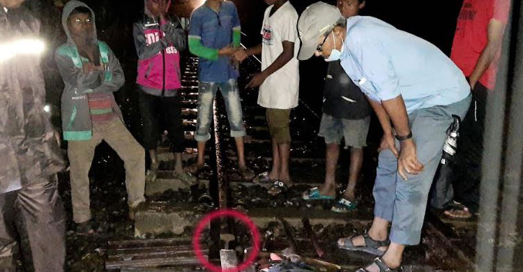 তিন যুবকের বুদ্ধিমত্তায় বড় দুর্ঘটনা থেকে রক্ষা পেল পাথরবাহী ট্রেন