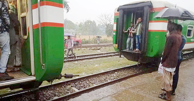 চলতে চলতে বিচ্ছিন্ন হয়ে গেলো ট্রেনের ৪ বগি