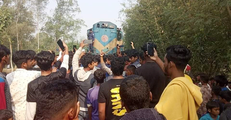 খেলতে গিয়ে ট্রেনে কাটা পড়ে তিন শিশুসহ নিহত ৪
