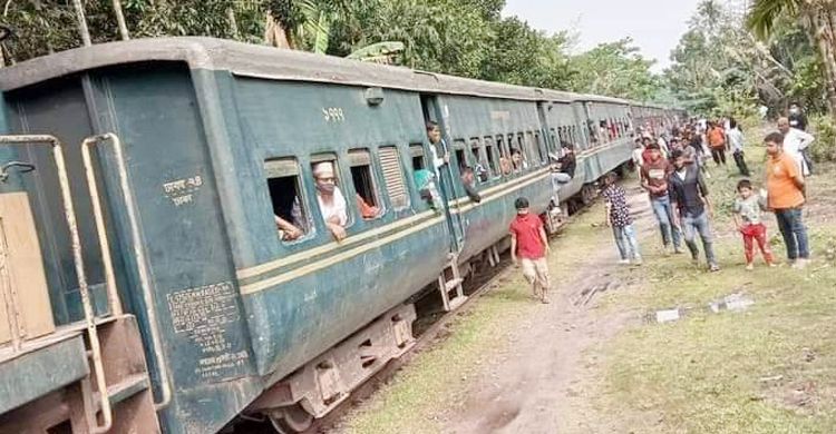 রেললাইন ভাঙা, অল্পের জন্য রক্ষা পেলেন ট্রেনের ৮০০ যাত্রী