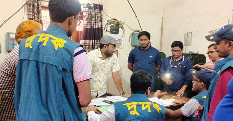 যাত্রীবেশে রেলস্টেশনে দুদক টিম, কিনলো কালোবাজারি থেকে টিকিট