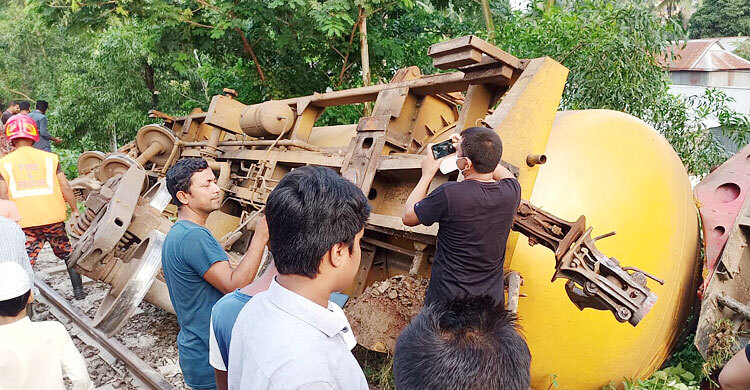 মির্জাপুরে তেলবাহী ট্রেন লাইনচ্যুত
