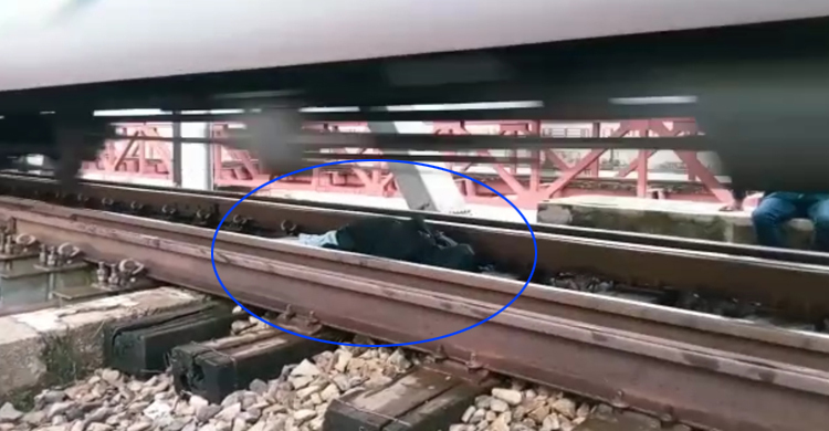 ওপর দিয়ে ট্রেন চলে গেলেও অলৌকিকভাবে বেঁচে গেলেন তরুণী