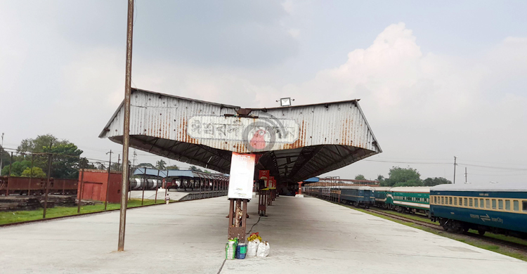 প্ল্যাটফর্মে একটি ফ্যানও নেই, বিশুদ্ধ পানি-ওয়াশরুম সংকট