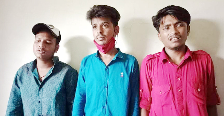 বিমানবন্দরে ট্রেনে পাথর নিক্ষেপ, আটক ৩