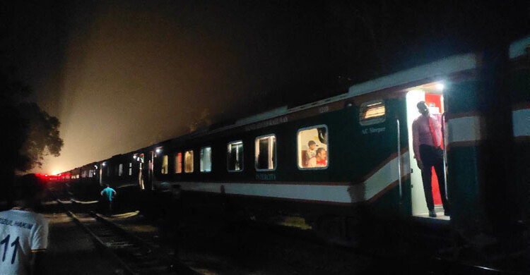 এক ঘণ্টা পর ছেড়ে গেলো সোনার বাংলা এক্সপ্রেস