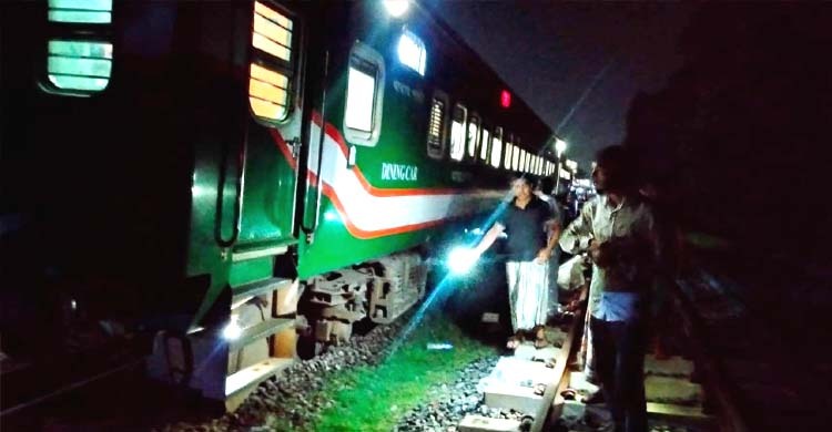 পঞ্চগড় এক্সপ্রেস লাইনচ্যুত, ঢাকা-উত্তরবঙ্গ রেল যোগাযোগ বন্ধ