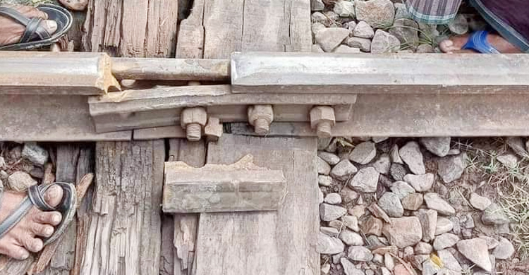 রেললাইন ভাঙা, অল্পের জন্য রক্ষা পেলেন ট্রেনের ৮০০ যাত্রী