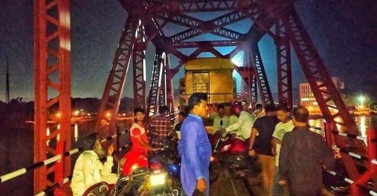 কালুরঘাট সেতুতে ট্রেনের ব্রেক ভ্যান লাইনচ্যুত