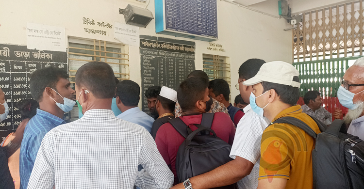 ঠাকুরগাঁওয়ে কালোবাজারে ট্রেনের টিকিট: ভোগান্তিতে যাত্রীরা