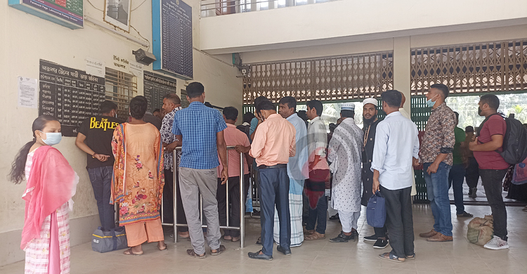 ঠাকুরগাঁওয়ে কালোবাজারে ট্রেনের টিকিট: ভোগান্তিতে যাত্রীরা