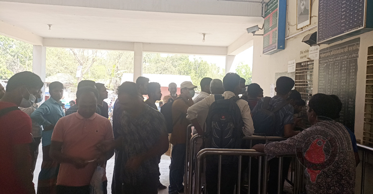 ঠাকুরগাঁওয়ে কালোবাজারে ট্রেনের টিকিট: ভোগান্তিতে যাত্রীরা