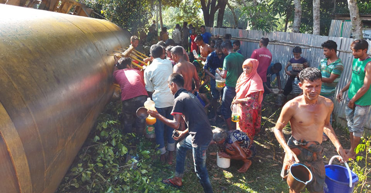 দুর্ঘটনাকবলিত ট্রেন থেকে তেল সংগ্রহে মানুষের ভিড়