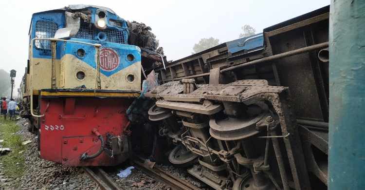 চালকরা ছিলেন ঘুমে, পরপর তিনটি সিগন্যাল ভাঙে তূর্ণা-নিশীথা