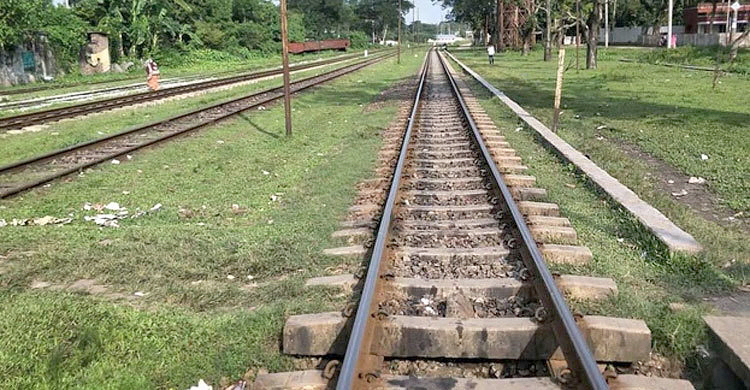 মধ্যরাতে কান্নার শব্দ, বাইরে এসে দেখেন ট্রেনেকাটা যুবকের লাশ