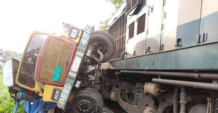 ট্রাকে ধাক্কা দিয়ে ইঞ্জিন পড়ে ১১ ঘণ্টা রেল যোগাযোগ বন্ধ