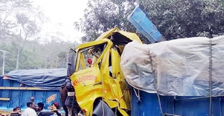 পূর্বধলায় ২ ট্রাকের সংঘর্ষে চালক নিহত