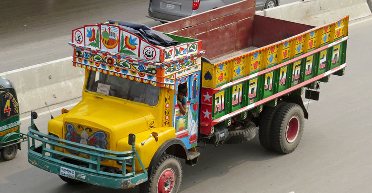 ট্রাকের ধাক্কায় প্রাণ গেলো মোটরসাইকেলচালকের