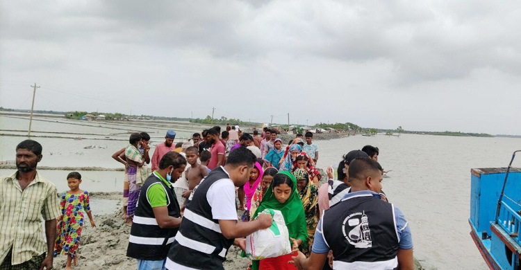 সাতক্ষীরায় আম্ফানে ক্ষতিগ্রস্তদের মাঝে খাদ্যসামগ্রী বিতরণ