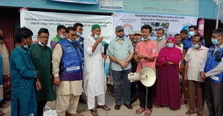 শ্যামনগরে দুর্গতদের মাঝে হিউম্যানিটি ফার্স্টের ত্রাণ বিতরণ