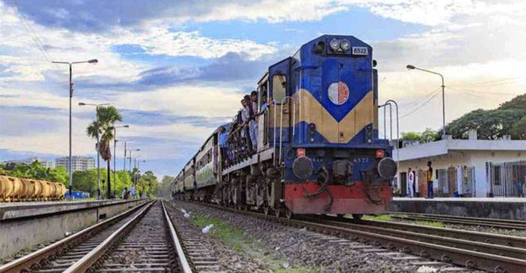 ক্রসিং পার হওয়ার সময় ট্রেনের ধাক্কা, অটোরিকশা চালক নিহত