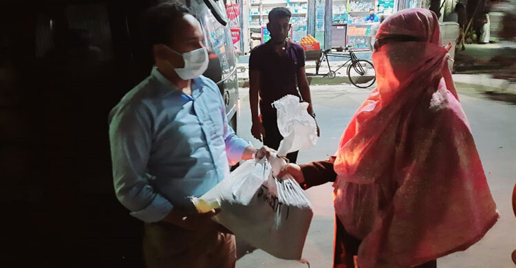 রাতের আঁধারে ত্রাণ নিয়ে হাজির ম্যাজিস্ট্রেট