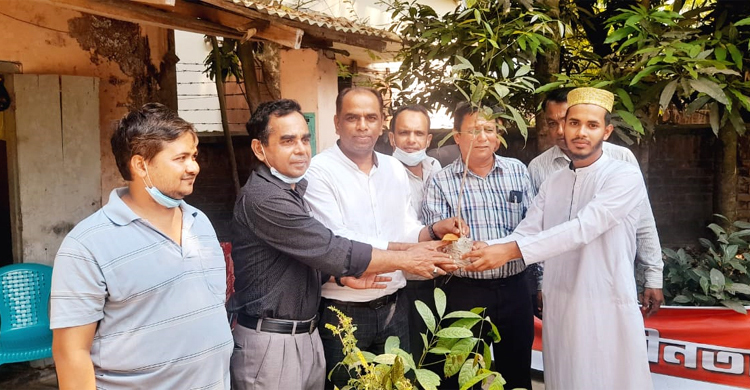 সেতুমন্ত্রীর পক্ষে ৫০০০ গাছের চারা বিতরণ