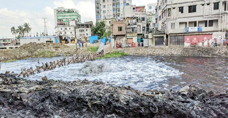 খাল পরিষ্কারের সময় ফেটে গেল গ্যাসের পাইপ