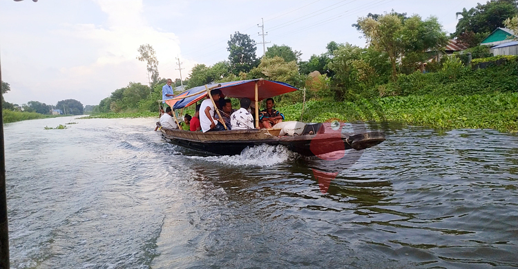 সেই বিলে নৌকা চলাচল শুরু, ১০ জনের বেশি যাত্রী নয়