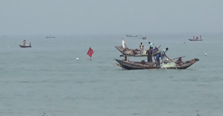 ১৯ জেলেকে নিয়ে ডুবে গেল ট্রলার